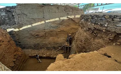 Sardes Antik Kenti'nde yapılan kazılarda, Perslerin Lidya'yı işgaline yol açan Thymbra Muharebesi'nde savaşmış iki askerin iskeletleri ve savaş aletleri bulundu. Sardes Antik Kenti'nde yapılan kazılarda, Perslerin Lidya'yı işgaline yol açan Thymbra Muharebesi'nde savaşmış iki askerin iskeletleri ve savaş aletleri bulundu.