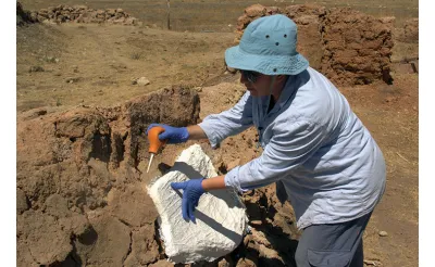 Kayalıpınar’da 3.900 Yıllık El Baskısı ve Sıvama İzleri Bulundu Kayalıpınar’da 3.900 Yıllık El Baskısı ve Sıvama İzleri Bulundu
