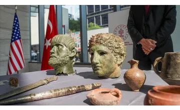 ABD'de ele geçirilen 18 tarihi eserin Türkiye'ye iadesi dolayısıyla New York'ta bir tören düzenlendi. ABD'de ele geçirilen 18 tarihi eserin Türkiye'ye iadesi dolayısıyla New York'ta bir tören düzenlendi.