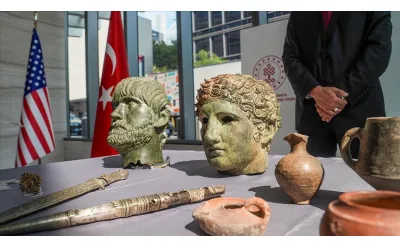 ABD'de ele geçirilen 18 tarihi eserin Türkiye'ye iadesi dolayısıyla New York'ta bir tören düzenlendi. ABD'de ele geçirilen 18 tarihi eserin Türkiye'ye iadesi dolayısıyla New York'ta bir tören düzenlendi.