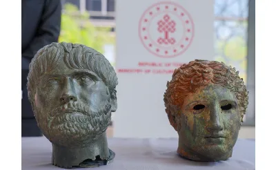 ABD'de ele geçirilen 18 tarihi eserin Türkiye'ye iadesi dolayısıyla New York'ta bir tören düzenlendi. ABD'de ele geçirilen 18 tarihi eserin Türkiye'ye iadesi dolayısıyla New York'ta bir tören düzenlendi.