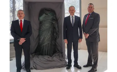 ABD'de ele geçirilen 18 tarihi eserin Türkiye'ye iadesi dolayısıyla New York'ta bir tören düzenlendi. ABD'de ele geçirilen 18 tarihi eserin Türkiye'ye iadesi dolayısıyla New York'ta bir tören düzenlendi.