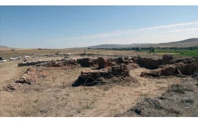 Kayalıpınar’da 3.900 Yıllık El Baskısı ve Sıvama İzleri Bulundu Kayalıpınar’da 3.900 Yıllık El Baskısı ve Sıvama İzleri Bulundu