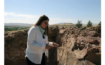 Kayalıpınar’da 3.900 Yıllık El Baskısı ve Sıvama İzleri Bulundu Kayalıpınar’da 3.900 Yıllık El Baskısı ve Sıvama İzleri Bulundu