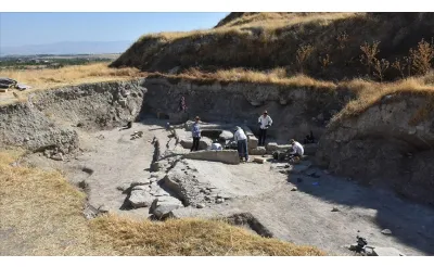 Malatya'daki Arslantepe Höyüğü'nde, taş ve kemikten yapılmış, üzerinde hayvan motiflerinin yer aldığı 7 bin yıllık 2 mühür bulundu Malatya'daki Arslantepe Höyüğü'nde, taş ve kemikten yapılmış, üzerinde hayvan motiflerinin yer aldığı 7 bin yıllık 2 mühür bulundu