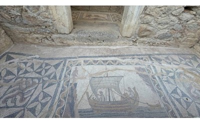 Olympos Antik Kenti, gün yüzüne çıkarılan tarihi kalıntılarıyla turistlerin ilgisini çekiyor