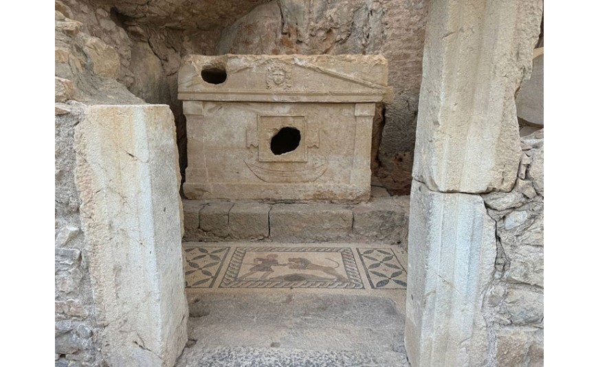 Olympos Antik Kenti, gün yüzüne çıkarılan tarihi kalıntılarıyla turistlerin ilgisini çekiyor