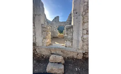 Olympos Antik Kenti, gün yüzüne çıkarılan tarihi kalıntılarıyla turistlerin ilgisini çekiyor