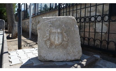 Çorum'da altyapı çalışması sırasında "Dionysos" kabartmalı ağırlık taşı bulundu