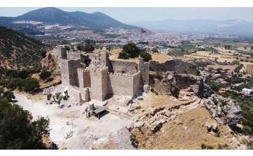 Beçin Antik Kenti'ndeki Kale Duvarları ve Burçlar Yeniden İnşa Ediliyor
