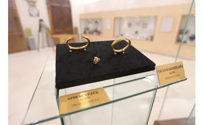 22 yıl önce Ani'de bulunan "yılan başlı" bilezikler müzede sergileniyor