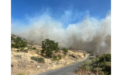 Assos Antik Kenti'nin bulunduğu köyde çıkan yangına müdahale ediliyor