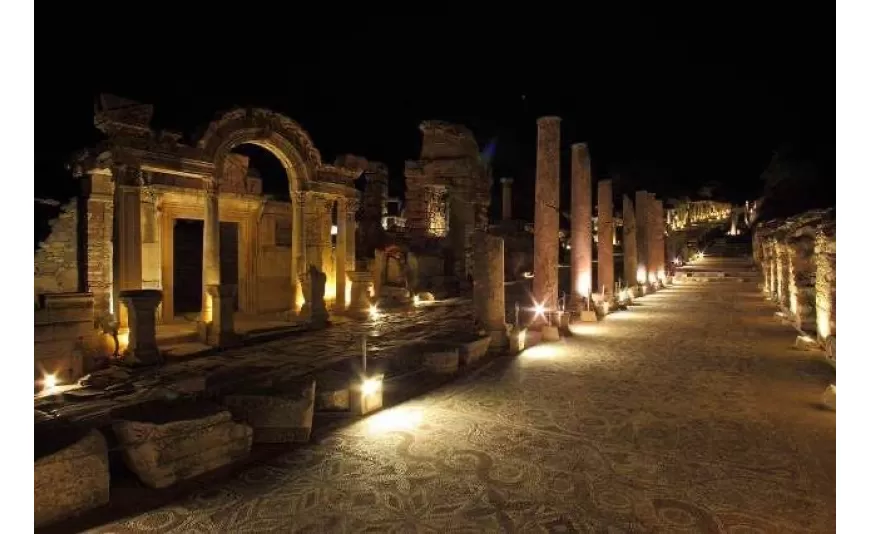 Efes Antik Kenti gece müzeciliği kapsamında ziyarete açıldı