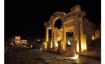 Efes Antik Kenti gece müzeciliği kapsamında ziyarete açıldı