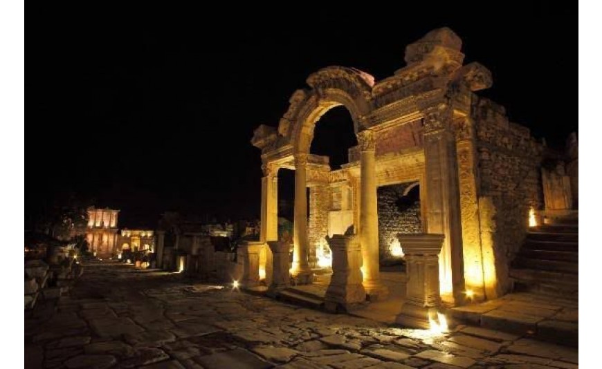 Efes Antik Kenti gece müzeciliği kapsamında ziyarete açıldı