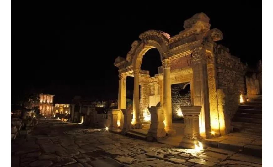 Efes Antik Kenti gece müzeciliği kapsamında ziyarete açıldı