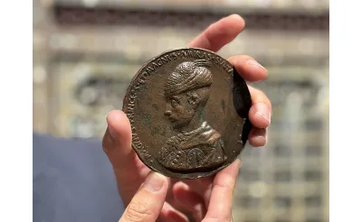 Fatih Sultan Mehmet'in "tılsımlı madalyonu" Londra'da düzenlenen bir açık artırmada 1,4 milyon sterline satıldı.