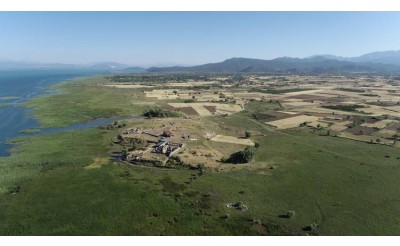 Anadolu Selçuklu Sultanı Alaaddin Keykubad'ın Beyşehir Gölü kıyısında bulunan Kubadabad Sarayı'nın çevresindeki kalıntılar, göldeki suların çekilmesiyle gün yüzüne çıktı.