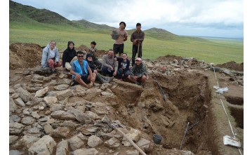 Moğol ve Türk arkeologlar, Moğolistan'ın Şovh Uul Dağı'nda bir mezar kazısı gerçekleştirdi.