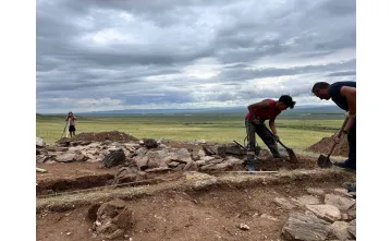 Moğol ve Türk arkeologlar, Moğolistan'ın Şovh Uul Dağı'nda bir mezar kazısı gerçekleştirdi. Moğol ve Türk arkeologlar, Moğolistan'ın Şovh Uul Dağı'nda bir mezar kazısı gerçekleştirdi.