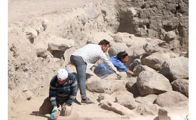 Kınık Höyük'te Orta Bronz Çağı'na ait sur kalıntıları ve yerleşim yeri bulundu Kınık Höyük'te Orta Bronz Çağı'na ait sur kalıntıları ve yerleşim yeri bulundu