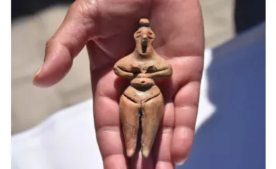 Ulucak Höyüğü'nde 8 bin yıllık kadın heykelciği bulundu Ulucak Höyüğü'nde 8 bin yıllık kadın heykelciği bulundu