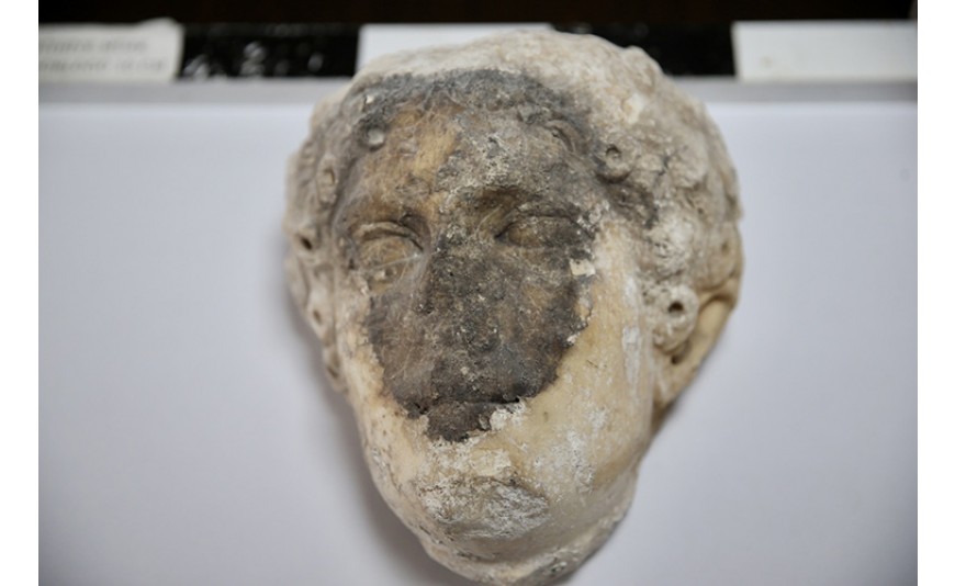 Muğla'daki Fethiye Kalesi kazısında Apollon'a ait olduğu değerlendirilen heykel başı bulundu.