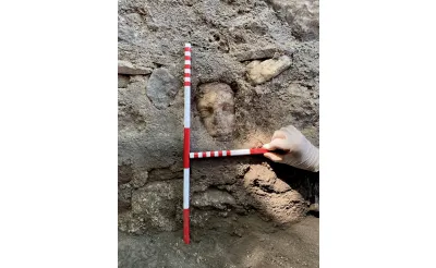 Muğla'daki Fethiye Kalesi kazısında Apollon'a ait olduğu değerlendirilen heykel başı bulundu. Muğla'daki Fethiye Kalesi kazısında Apollon'a ait olduğu değerlendirilen heykel başı bulundu.