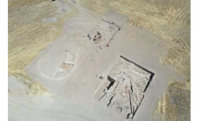 Yassı Höyük'te 2 bin 800 yıllık nohut, buğday, kayısı çekirdeği, üzüm ve sarımsak taneleri bulundu Yassı Höyük'te 2 bin 800 yıllık nohut, buğday, kayısı çekirdeği, üzüm ve sarımsak taneleri bulundu