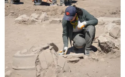 Yassı Höyük'te 2 bin 800 yıllık nohut, buğday, kayısı çekirdeği, üzüm ve sarımsak taneleri bulundu Yassı Höyük'te 2 bin 800 yıllık nohut, buğday, kayısı çekirdeği, üzüm ve sarımsak taneleri bulundu