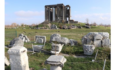 Aizanoi'de Afrodit ve Dionysos'a ait yeni heykel başları bulundu