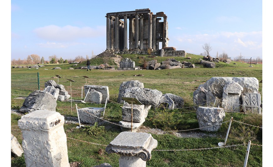 Aizanoi'de Afrodit ve Dionysos'a ait yeni heykel başları bulundu