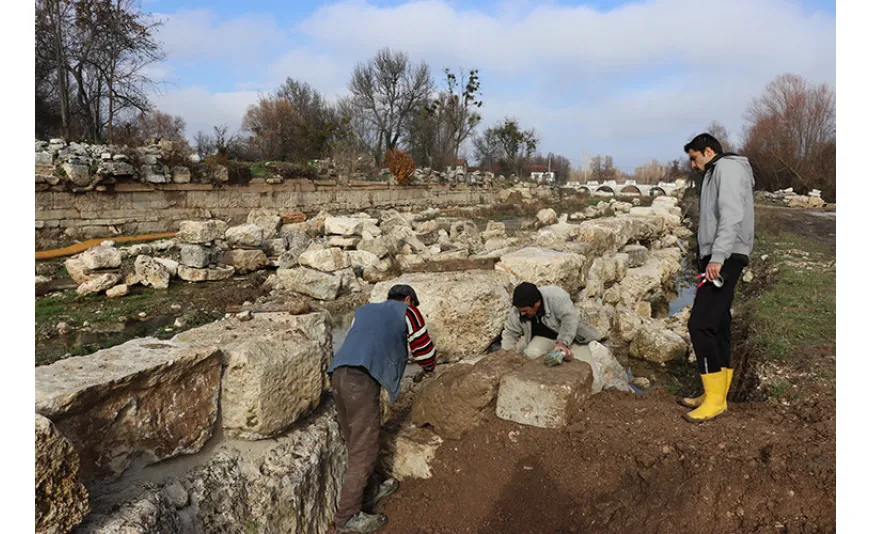 Aizanoi'de Afrodit ve Dionysos'a ait yeni heykel başları bulundu