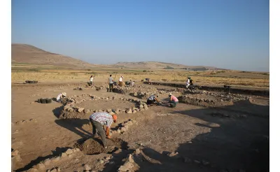 Domuztepe Höyüğü'nde 7 bin 600 yıllık çocuk ve bebek iskeletleri bulundu Domuztepe Höyüğü'nde 7 bin 600 yıllık çocuk ve bebek iskeletleri bulundu