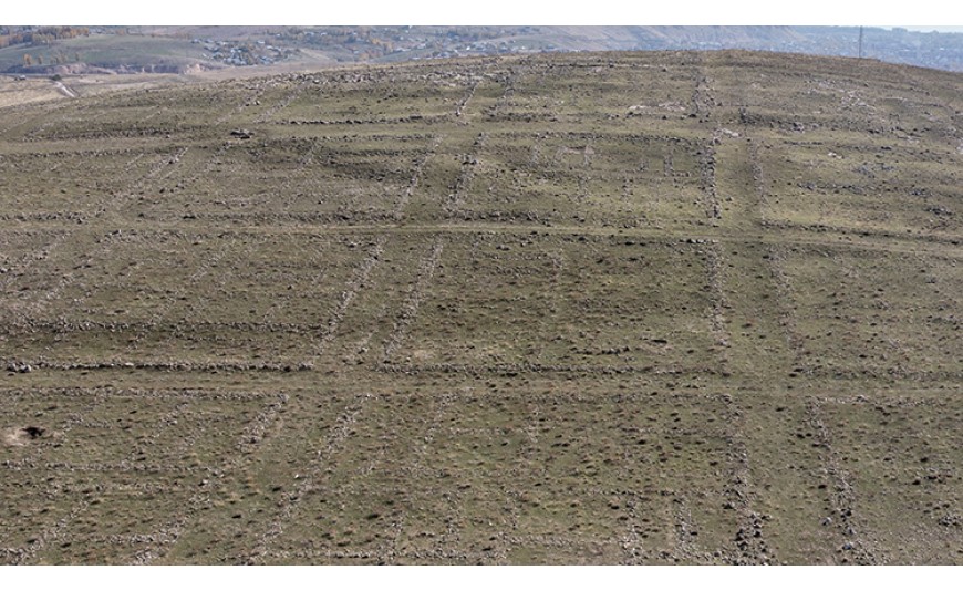 Zernaki Tepe kazılarında antik kentin krokisinin yer aldığı kerpiç parçaları bulundu