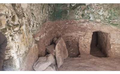 Kaçak kazılarda 1900 yıllık oda mezarı bulundu