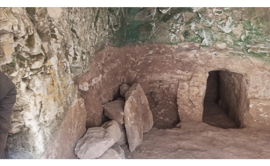 Kaçak kazılarda 1900 yıllık oda mezarı bulundu
