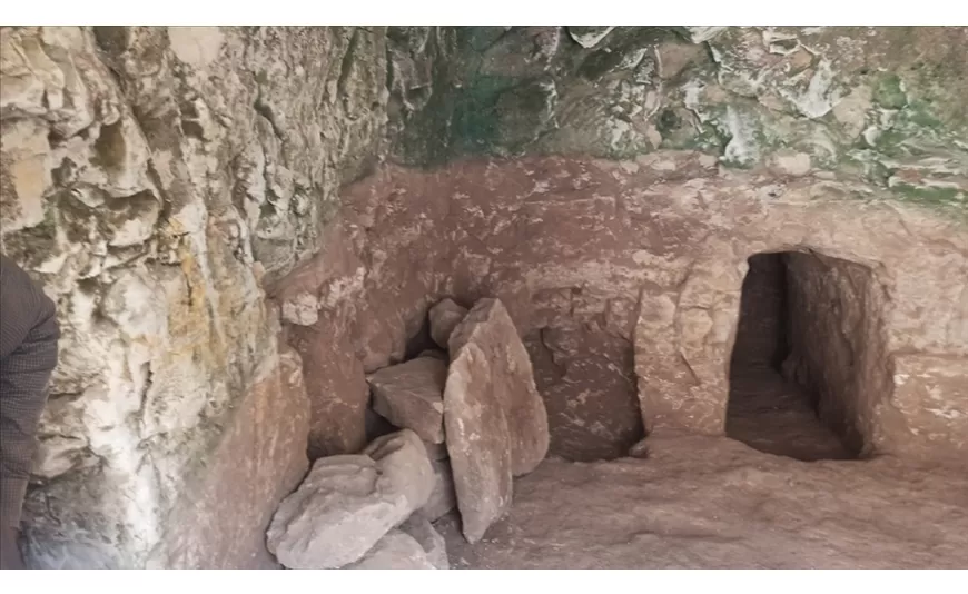 Kaçak kazılarda 1900 yıllık oda mezarı bulundu