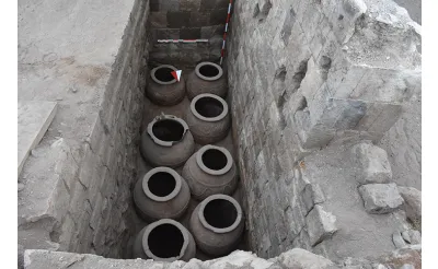 Ani Ören Yeri'ndeki kazıda erzak deposuyla tavus kuşu figürlü kase parçası bulundu Ani Ören Yeri'ndeki kazıda erzak deposuyla tavus kuşu figürlü kase parçası bulundu