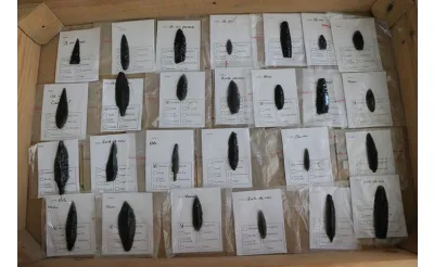 Sırçalıtepe'de 9 bin 600 yıl önce kullanılan obsidiyen aletler günlük yaşamı anlatıyor Sırçalıtepe'de 9 bin 600 yıl önce kullanılan obsidiyen aletler günlük yaşamı anlatıyor