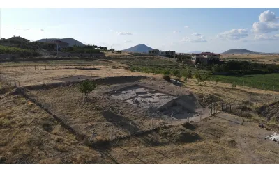 Sırçalıtepe'de 9 bin 600 yıl önce kullanılan obsidiyen aletler günlük yaşamı anlatıyor Sırçalıtepe'de 9 bin 600 yıl önce kullanılan obsidiyen aletler günlük yaşamı anlatıyor