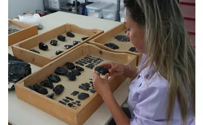 Sırçalıtepe'de 9 bin 600 yıl önce kullanılan obsidiyen aletler günlük yaşamı anlatıyor Sırçalıtepe'de 9 bin 600 yıl önce kullanılan obsidiyen aletler günlük yaşamı anlatıyor