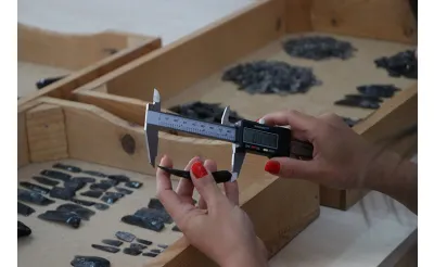 Sırçalıtepe'de 9 bin 600 yıl önce kullanılan obsidiyen aletler günlük yaşamı anlatıyor Sırçalıtepe'de 9 bin 600 yıl önce kullanılan obsidiyen aletler günlük yaşamı anlatıyor