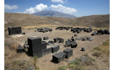 Bitlis'teki Urartu kalesinde yeni buluntular ortaya çıkarıldı Bitlis'teki Urartu kalesinde yeni buluntular ortaya çıkarıldı