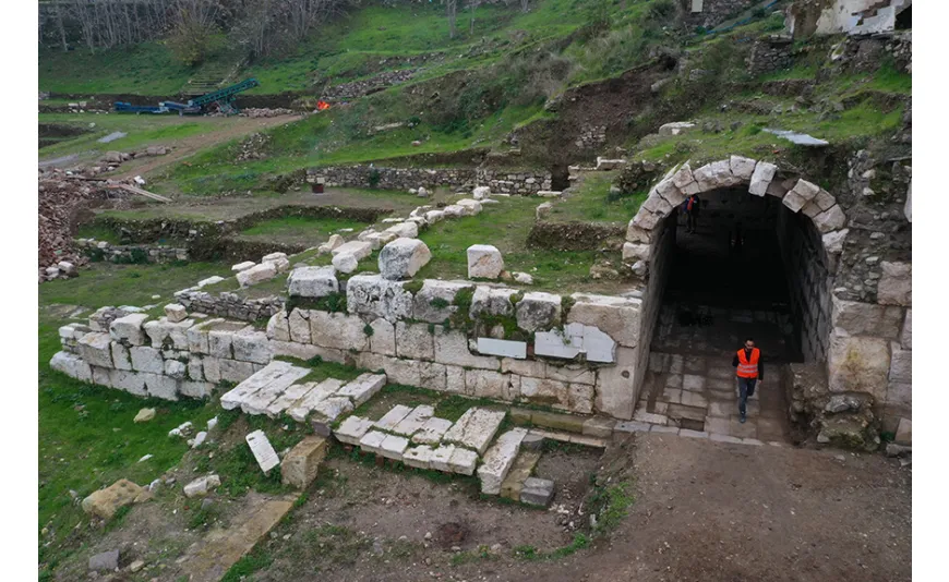 Smyrna Tiyatrosu'nun seyirci girişi ortaya çıkarıldı