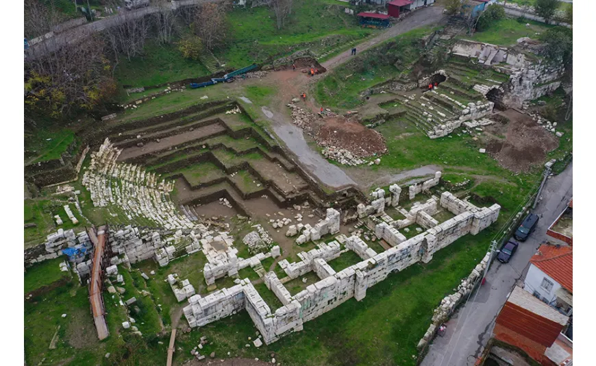 Smyrna Tiyatrosu'nun seyirci girişi ortaya çıkarıldı