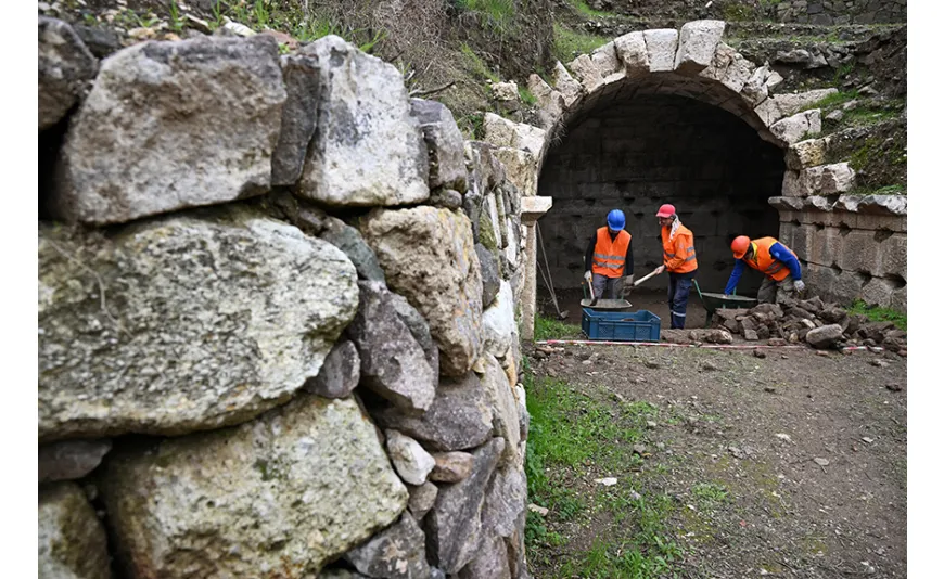 Smyrna Tiyatrosu'nun seyirci girişi ortaya çıkarıldı