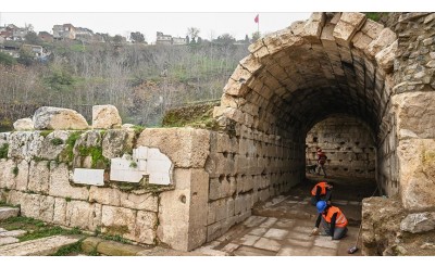 Smyrna Tiyatrosu'nun seyirci girişi ortaya çıkarıldı