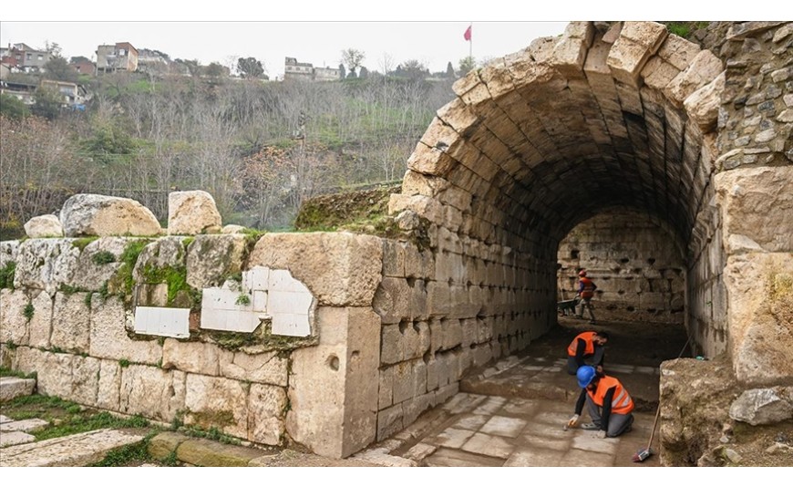 Smyrna Tiyatrosu'nun seyirci girişi ortaya çıkarıldı