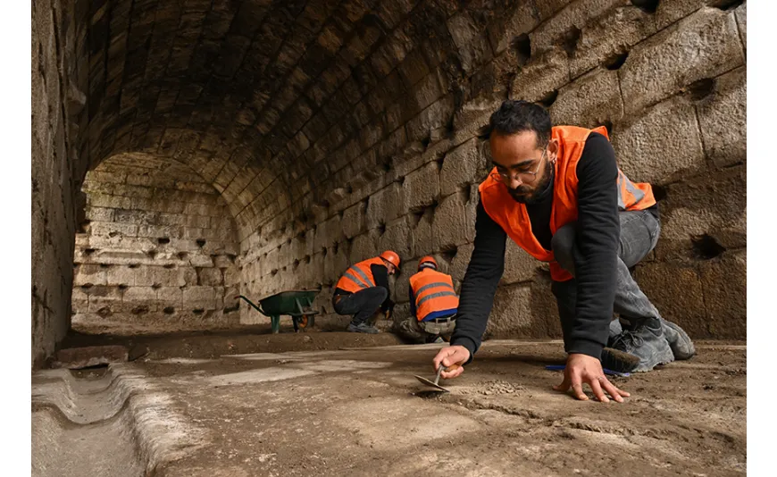 Smyrna Tiyatrosu'nun seyirci girişi ortaya çıkarıldı